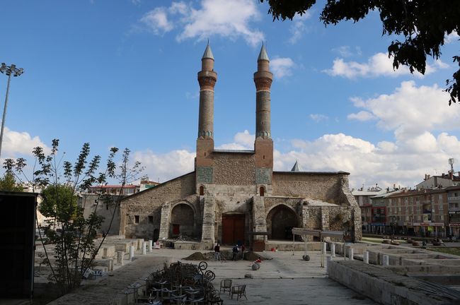 Tarihi medresenin altında 'gizli geçitler' bulundu! Haberi alan oraya koştu