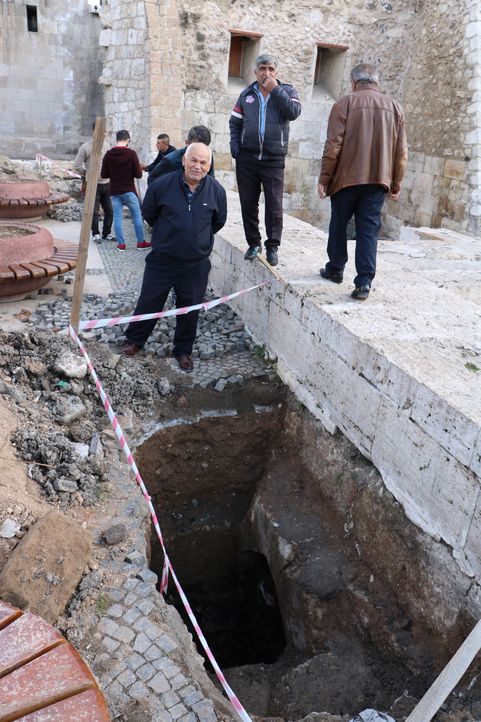 Tarihi medresenin altında 'gizli geçitler' bulundu! Haberi alan oraya koştu