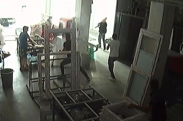 İZMİR'in Karabağlar ilçesinde, eşinden boşanmak üzere olan Seçkin Selek ile kardeşi Sezgin Selek'in, kayınpeder F.K.Ö. tarafından yaralanmasıyla ilgili olayın güvenlik kamerası görüntüleri ortaya çıktı. ile ilgili görsel sonucu