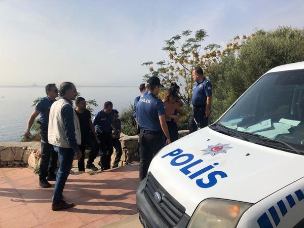 Falezlerde intihar teşebbüsünü polis engelledi