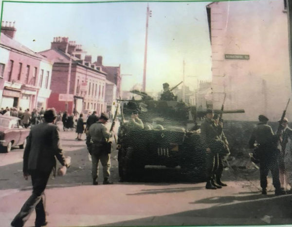 Çatışma yıllarında Belfast sokakları.