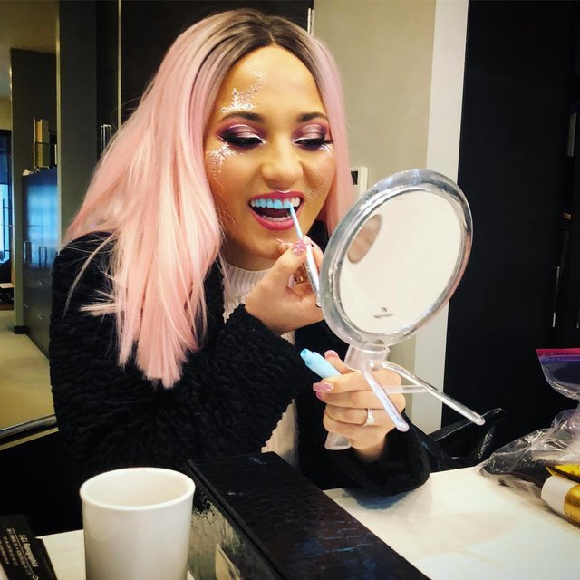 Instagram'ın tuhaf güzellik trendi: Gökkuşağı diş modası