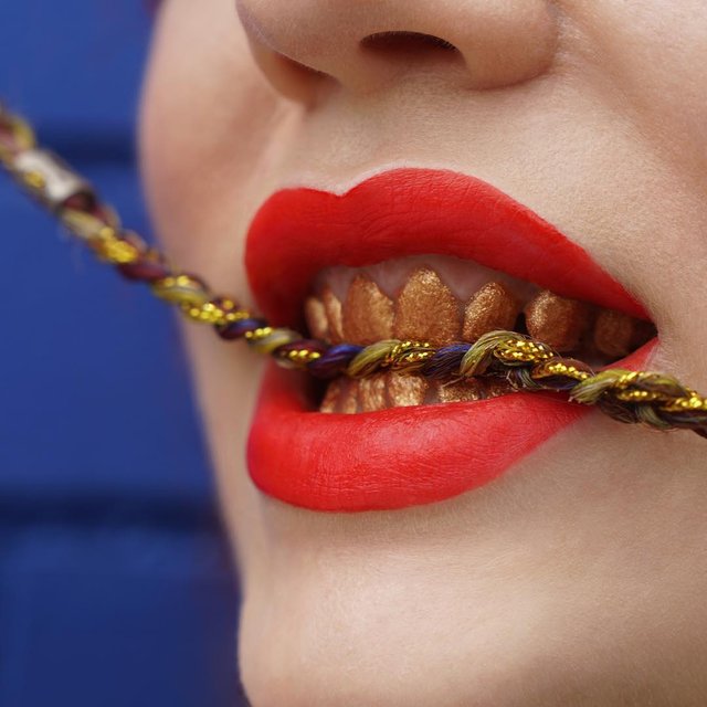 Instagram'ın tuhaf güzellik trendi: Gökkuşağı diş modası
