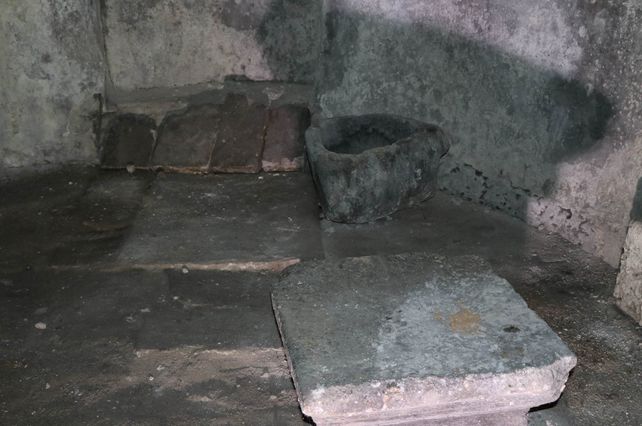 Dünyanın ilk akıl hastanesine defineci darbesi