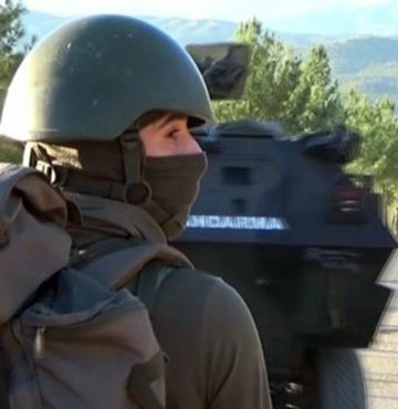 Suriye sınırında mühimmat ve GSM hatları ele geçirildi Suriye sınırında mühimmat ve GSM hatları ele geçirildi