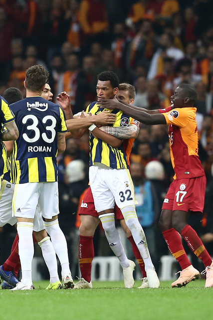 Galatasaray - FenerbahÃ§e derbisinde bÃ¼yÃ¼k kavga