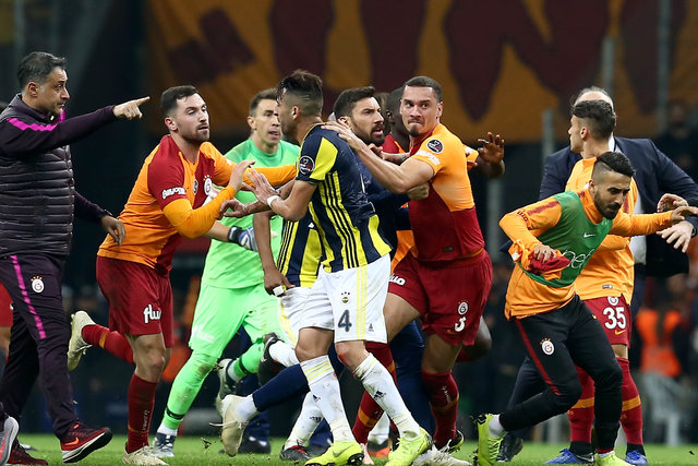 Galatasaray - FenerbahÃ§e derbisinde bÃ¼yÃ¼k kavga