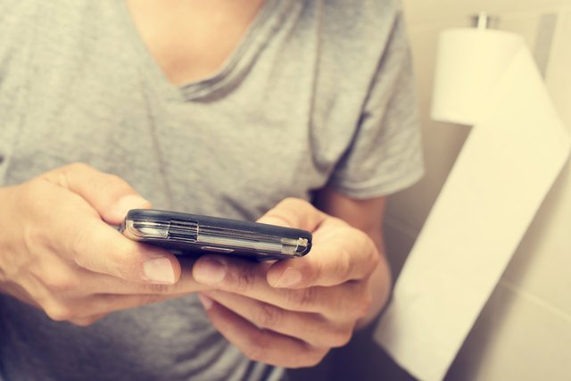Tuvalette telefon mikrop yuvası