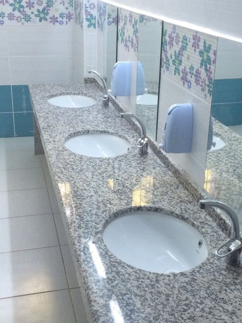 Tuvalette telefon mikrop yuvası