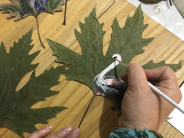 Kurumuş yaprakları sanat eserine dönüşüyor