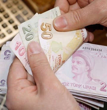 Serbest bölgelerde çalışan işçilerin vergi indirimi konusundaki sevinci yarım kaldı. Yargıtay 22. Hukuk Dairesi, serbest bölgelerde çalışanların ücretlerinde yapılan gelir vergisi indiriminin işçilere değil işverenlere ödenmesi gerektiğine hükmetti. Yargıtay, bu karara gerekçe olarak Serbest Bölgeler Kanunu’nun geçici 3. maddesinde yapılan değişikliği gösterdi. Habertürk’ten Ahmet Kıvanç, Yargıtay’ın serbest bölge çalışanlarını ilgilendiren kararını yazdı