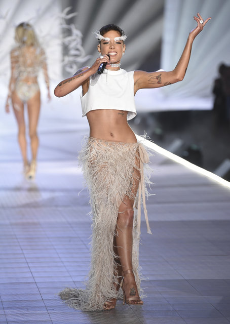 Victoria's Secret melekleri podyumda!