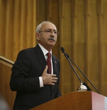 Türkçe ezan tartışmasını gündeme getiren CHP Ardahan Milletvekili Öztürk Yılmaz, ‘kesin ihraç’ talebiyle disipline sevk edilirken CHP Genel Başkanı Kemal Kılıçdaroğlu, Türkçe ezan tartışmasını doğru bulmadığını belirtti. Kılıçdaroğlu, “Arapça ezan-Türkçe ezan tartışmasının bırakılması lazım. Arapça ezan İslam dinimizin bir değeridir. Dünyanın neresinde okunursa okunsun ezanın İslam’ın bir çağrısı olduğunu ifade eder ki dünyanın her yerinde de ezan Arapça okunur. Ve ezana saygı gösterilir” dedi. CHP’li olan, CHP’nin kararlarına ve politikalarına uymak zorundadır" diyen Kılıçdaroğlu, "İstediğim gibi hareket ederim derseniz o zaman partiden ayrılırsınız" ifadelerini kullandı