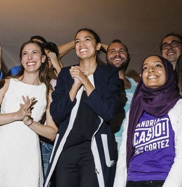 Amerikan Kongre seçiminde yeni çehrelerle ortaya çıkan profil, siyasetin özellikle İsrail konusunda bir kuşak çatışmasına sahne olacağını gösteriyor. Hem de Demokratların kendi içinde bir kuşak çatışması. Temsilciler Meclisi’ne seçilen ikisi Müslüman biri Latin üç genç kadın var İsrail’i yüksek sesle eleştirip Filistin davasını savunan; bu Kongre tarihinde görülmüş bir tablo değil. Temsilciler Meclisi’nde çoğunluğu ele geçiren Demokrat Parti’nin ABD dış politikasına has klasik İsrail yaklaşımını benimseyen eski kuşak kadrosuyla ırk, inanç ve cinsiyet temelinde yelpazeyi genişleten yeni çehreleri arasında bilek güreşi beklentisi var şimdi. Habertürk yazarı Ayşe Özek Karasu yazdı