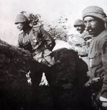 Mustafa Kemal Atatürk Çanakkale savaşları sırasında şarapnel parçasıyla yaralandığında, kendisini ölümden göğsündeki cep saatinin kurtardığını neredeyse bilmeyen yok. Ancak o saatin akıbeti meçhul. Çeşitli müzelerde Atatürk’e ait pek çok eşya sergilenirken aralarında o saat bulunmuyor. Peki saat şimdi nerede? İşte hayat kurtaran o saatin ilginç hikâyesi...