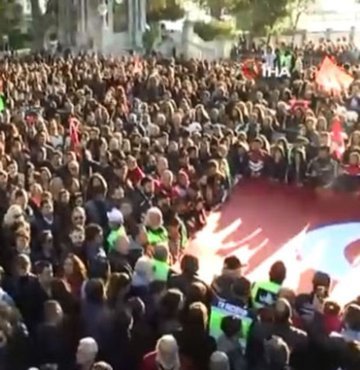Gazi Mustafa Kemal Atatürk, ölümünün 80’inci yıl dönümünde Beşiktaş’ta anıldı. Ellerinde 300 metrelik dev Türk bayrağıyla Dolmabahçe’ye yürüyen binlerce vatandaş, saatlerin 9’u 5 geçeyi göstermesiyle Ulu Önder için saygı duruşuna durdu. Atatürk