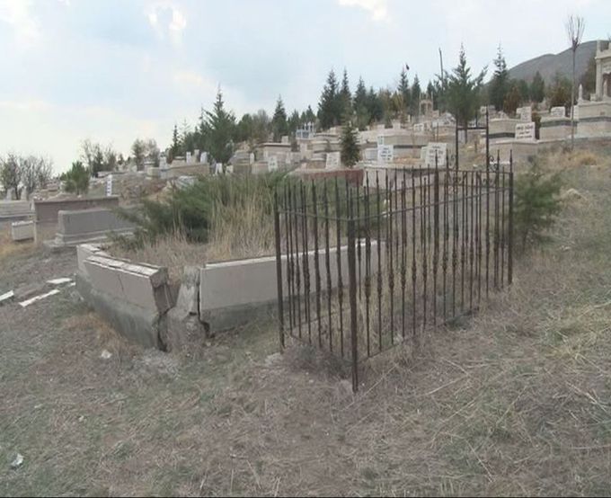 Annesinin mezarında 5 aylık bebeğin cesedini gördü