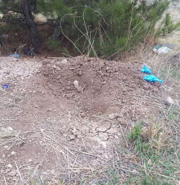 Ankara’da bir kişi, dua etmek için gittiği annesinin mezarında, köpekler tarafından bir kısmı toprağın üzerine çıkartılan 5 aylık bir bebek buldu. Korkudan ne yapacağını şaşıran kadın, çevredeki kadınların yardımıyla bebeği tekrar toprağa gömerek, jandarmaya haber verdi