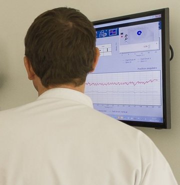 Kanun hükmünde kararnamelerle kamudan ihraç edilen doktorların, SGK ile anlaşmalı özel hastanelerde de çalışmasını engelleyen düzenleme tartışma yarattı. Peki KHK ile kaç doktor ihraç edildi, düzenleme kaç doktoru ilgilendiriyor? Detaylar Habertürk Ankara’dan Fevzi Çakır