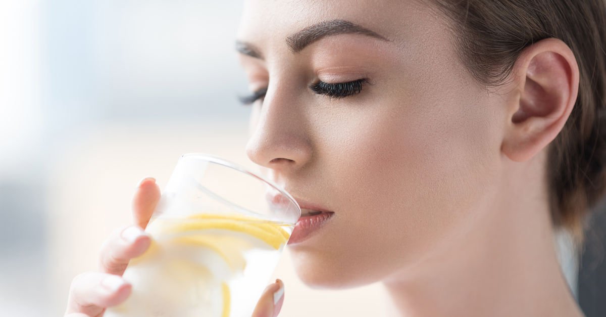 Her gün 1 bardak limonlu su ve 13 faydası!