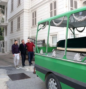 Sarıyer’de bulunan tarihi köşke ait su kuyusuna düşen bahçıvan Recep Çeliker hayatını kaybetti. Acı haberi alarak olay yerine gelen Recep Çeliker’in eşi ve çocukları ise sinir krizleri geçirdi. Ayakta durmakta güçlük çeken acılı eşi aile yakınları sakinleştirdi.