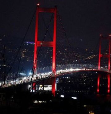 "Sağlıklı Yarınlara Koş İstanbul" temasıyla düzenlenecek Vodafone 40. İstanbul Maratonu dolayısıyla 15 Temmuz Şehitler Köprüsü sabah 05.00 itibarıyla trafiğe kapatılacak. 34 Z numaralı metrobüsler, Söğütlüçeşme-Zincirlikuyu arası, Fatih Sultan Mehmet Köprüsü