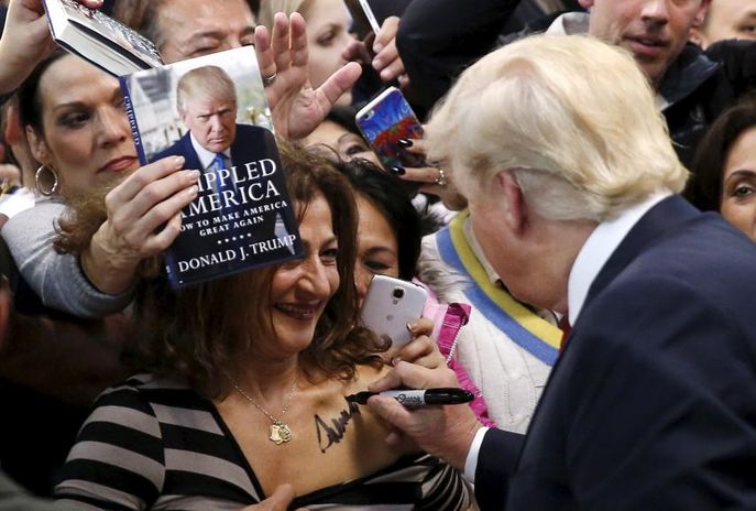 Trump, 2015'te seçim kampanyası sırasında Virginia'da kendisi destekleyen bir kadının göğsüne imza atmıştı.