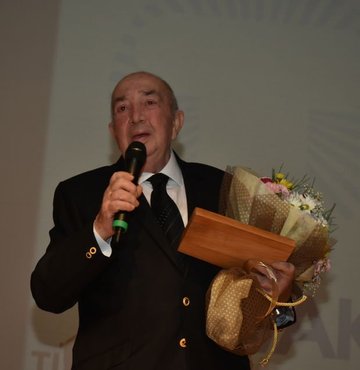 Türker İnanoğlu'na sinemaya katkı ödülü verildi