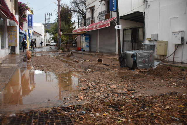 Sağanak yağış Bodrum'da sele dönüştü