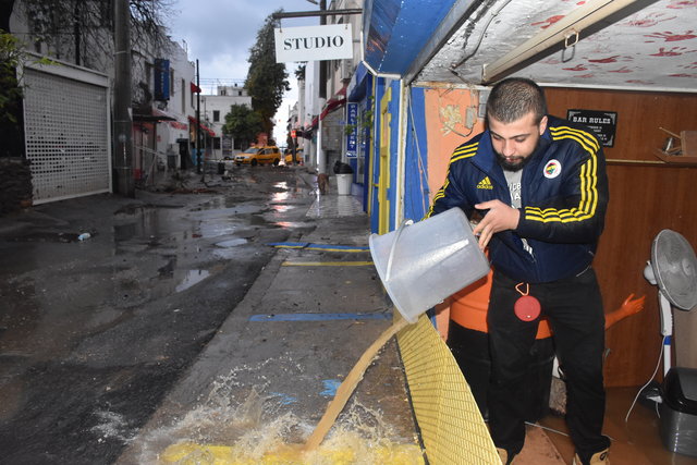 Sağanak yağış Bodrum'da sele dönüştü