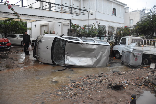 Sağanak yağış Bodrum'da sele dönüştü