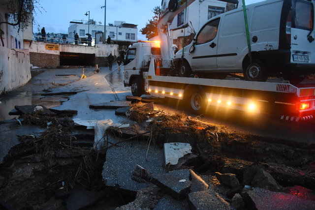 Sağanak yağış Bodrum'da sele dönüştü