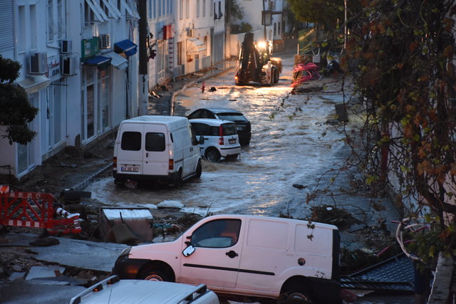 Sağanak yağış Bodrum'da sele dönüştü