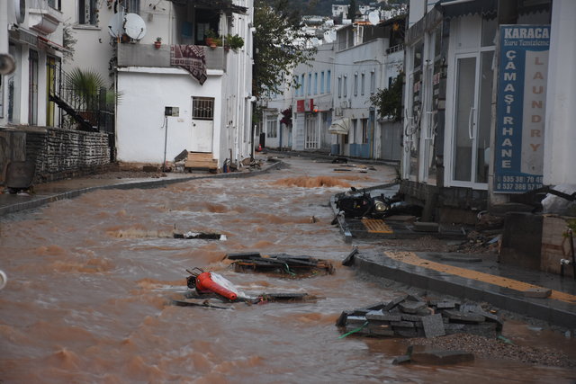 Sağanak yağış Bodrum'da sele dönüştü