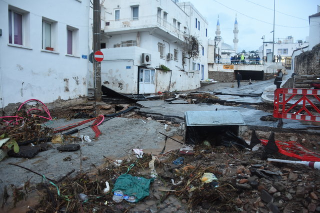 Sağanak yağış Bodrum'da sele dönüştü