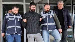 Dolandırıcı sahte hâkim, gerçek hâkim karşısında yakayı ele verdi Dolandırıcı sahte hâkim, gerçek hâkim karşısında yakayı ele verdi