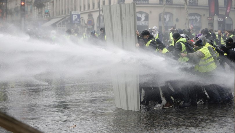 Fransa'da petrol zammı protestolarının ağır bilançosu!