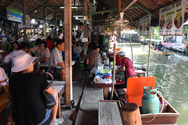 Tayland'ın yüzen pazarları turistleri çekiyor