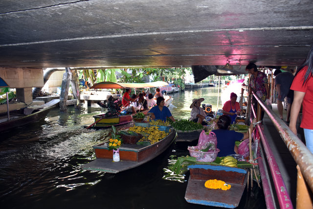 Tayland'ın yüzen pazarları turistleri çekiyor