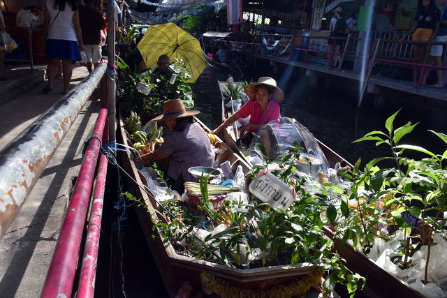Tayland'ın yüzen pazarları turistleri çekiyor