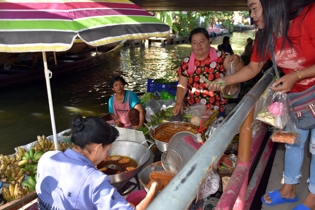 Tayland'ın yüzen pazarları turistleri çekiyor