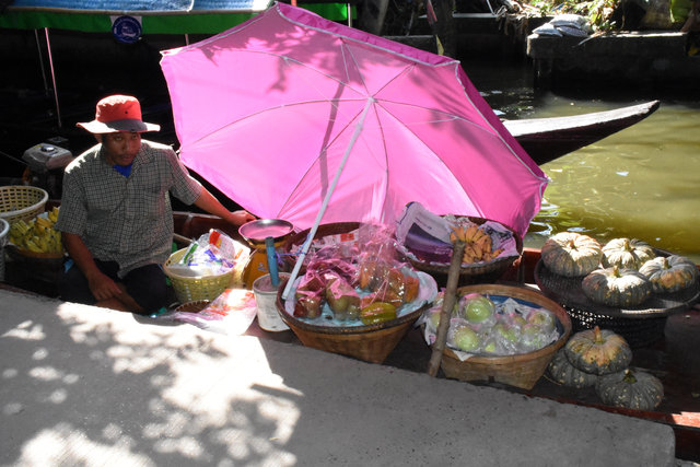 Tayland'ın yüzen pazarları turistleri çekiyor