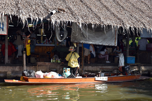 Tayland'ın yüzen pazarları turistleri çekiyor