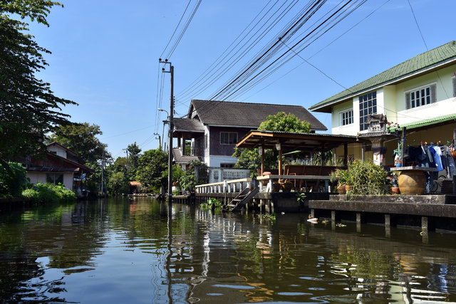 Tayland'ın yüzen pazarları turistleri çekiyor