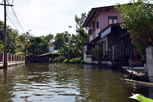 Tayland'ın yüzen pazarları turistleri çekiyor