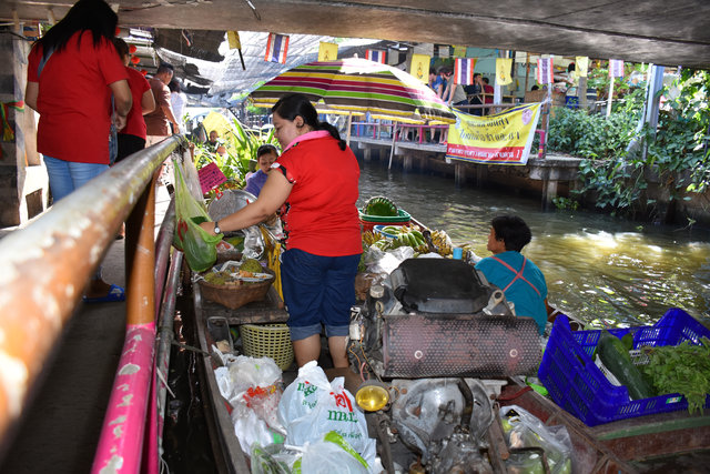 Tayland'ın yüzen pazarları turistleri çekiyor