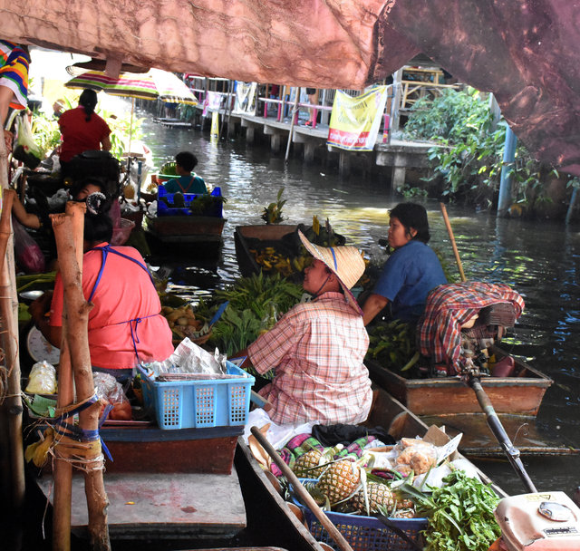 Tayland'ın yüzen pazarları turistleri çekiyor