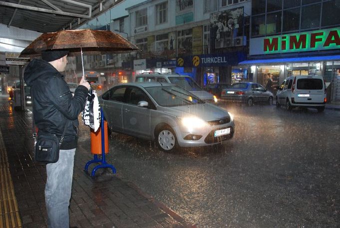Şiddetli fırtına ve sağanak yağış yurt genelinde hayatı zorlaştırdı!