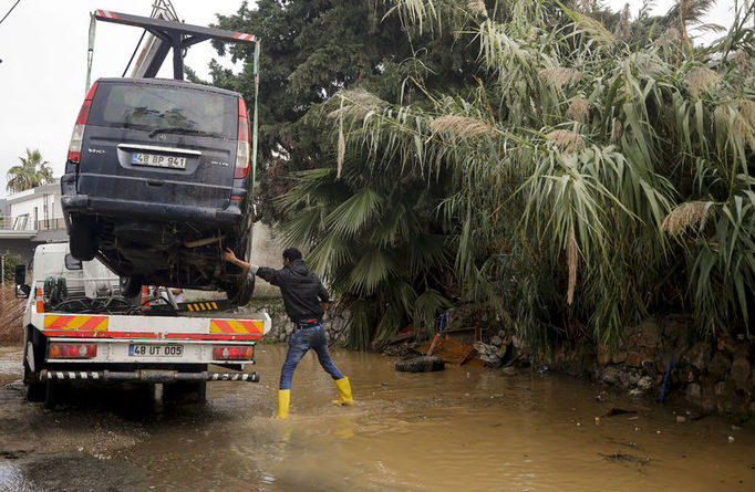 Şiddetli fırtına ve sağanak yağış yurt genelinde hayatı zorlaştırdı!