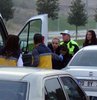 Denizli’nin Pamukkale ilçesinde bir trafik magandası lise öğrencilerini taşıyan okul servisine saldırdı. Aracın önünü kesen saldırgan, yumrukla servis aracının camını kırdı. Olayın şokunu uzun süre atlatamayan öğrenciler ise ambulanslarla hastaneye kaldırıldı.